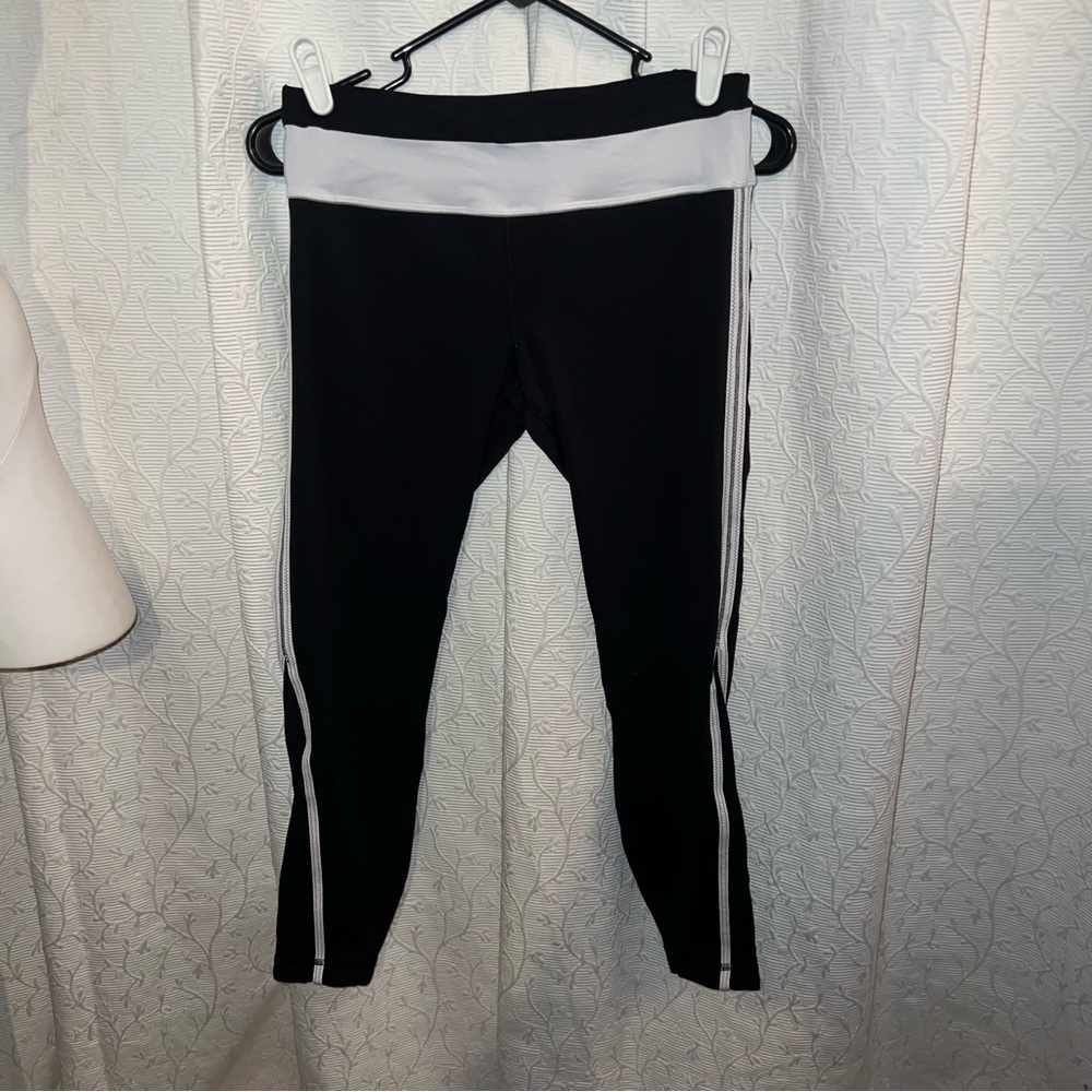 Lululemon black & white crops